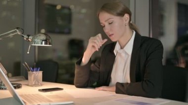 Neşeli İş Kadını Gece Düşünüyor ve Yazıyor
