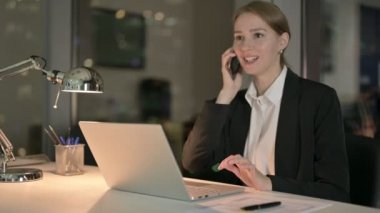 Neşeli İş Kadını Ofiste Telefonla Gece Konuşuyor