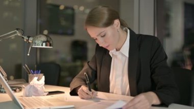 Gece Ofiste Belgeler Üzerinde Çalışan Genç İş Kadınları