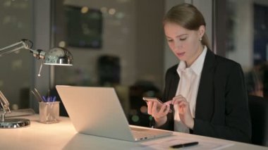 Sinirli İş Kadını Gece Ofisinde Cep Telefonuna Kaydırıyor
