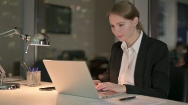 Başarılı İşkadını Ofis Masasında Gecesini Kutluyor