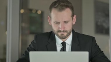 Yorgun İşadamının Geceleri Ofiste Boyun Ağrısı