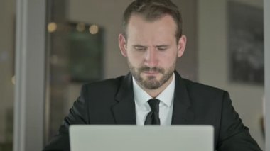 Ciddi İşadamının Kapanışı İşaret Gecesine Hayır