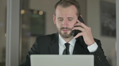 Yakışıklı İş Adamının Kapanışı Gece Cep Telefonu ile Konuşuyor