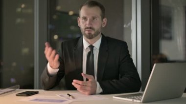 Genç İşadamı Ofis Masasında Gece Sunum Yapıyor