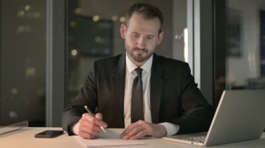 Genç İşadamı Gece Masasında Belge Yazıyor