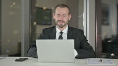 Geceleyin Laptop 'ta Video Sohbeti yapan hırslı bir iş adamı