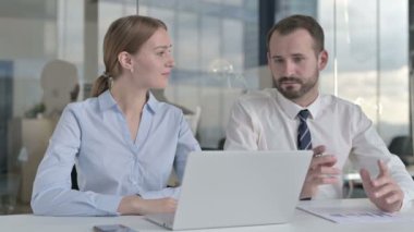 Yönetici İş Adamları Ofisteki Dizüstü bilgisayarda Fikir Paylaşıyorlar