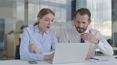 Dizüstü bilgisayarda çalışırken Başarı Kutlaması Yapan Yönetici İşadamları