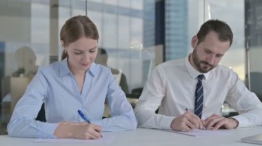 Ofis Masası Üzerine Belge Yazan İşletme Yöneticileri