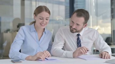 İdari İşadamları Ofiste Belgeleri Tartışıyor ve Okuyor