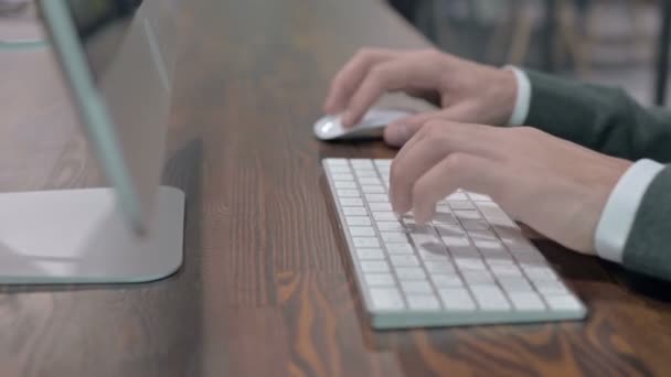 Nahaufnahme von Smart Man Hand mit Maus und Tastatur — Stockvideo