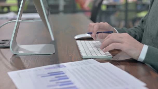 Close-up Shoot of Man Hand met Checklist en met behulp van toetsenbord — Stockvideo