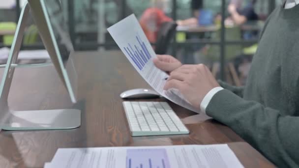 Close-up Shoot of Man met de hand schrijven en controleren van de documenten — Stockvideo