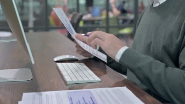 문서를 검색하는 사람의 손을 가까이 서 찍은 사진 — 비디오