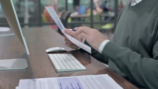 Close-up Shoot of Man Hand op zoek naar documenten — Stockvideo