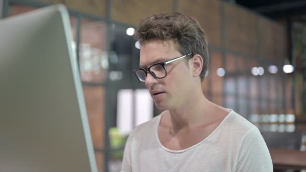 Close-up Shoot Guy met hoofdpijn tijdens het werken op de computer — Stockvideo