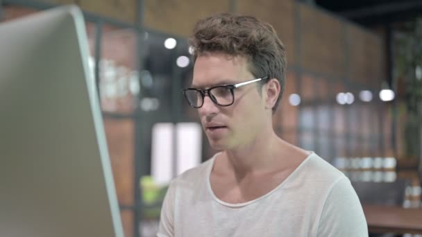 Close-up Shoot Guy met hoesten tijdens het werken op de computer — Stockvideo