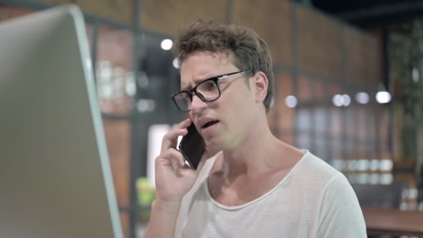 Close Up Shoot Upset Guy praten op mobiele telefoon en schreeuwen — Stockvideo