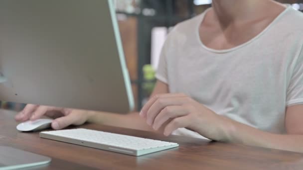 Plan rapproché de la main du jeune homme à l'aide de la souris et du clavier — Video