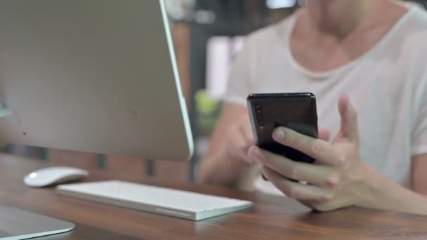 Close Up Shoot of Guy Mãos Rolagem de celular na mesa — Vídeo de Stock