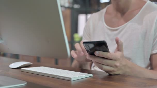 Close Up Shoot of Guy Mãos usando celular e teclado — Vídeo de Stock