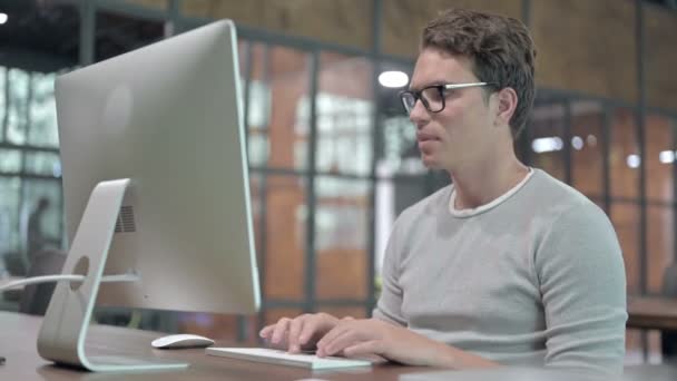 Ehrgeiziger junger Mann arbeitet am Computer — Stockvideo
