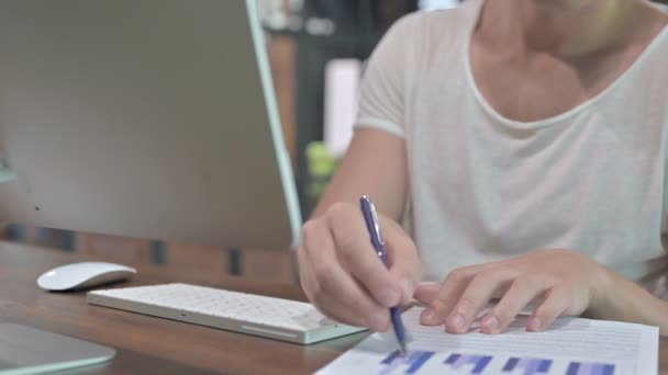 Close Up Shoot of Guy Mãos fazendo anotações e usando teclado — Vídeo de Stock