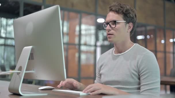 Красавчик расстраивается во время работы с компьютером — стоковое видео