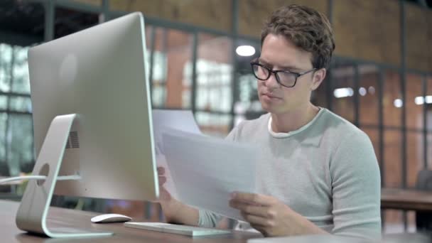 Nagyratörő Guy Reading Document on Office Desk — Stock videók