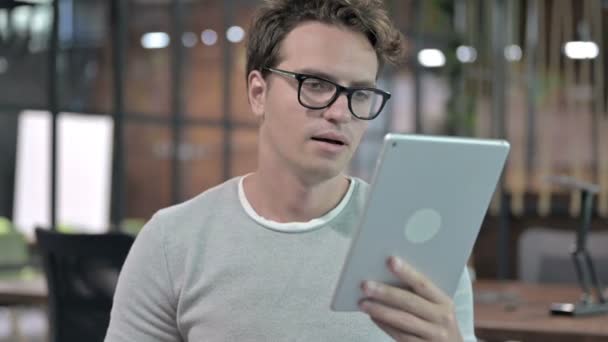 Portré A sikeres fickó fotózása Ünnepeljen a Tablet használata közben — Stock videók