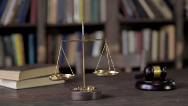 Gold Brass Balance Scale พร้อมหนังสือและ Gavel บนโต๊ะผู้พิพากษา — วีดีโอสต็อก