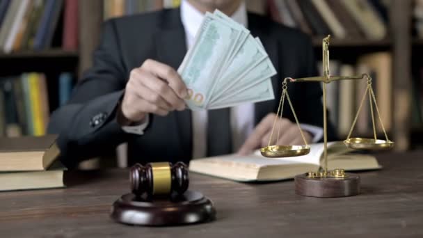 Zamknij się Shoot of Judge Hand trzymając pieniądze w sali sądowej — Wideo stockowe