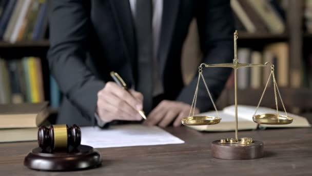 法廷での裁判官の手書き文書の終わりの撮影 — ストック動画
