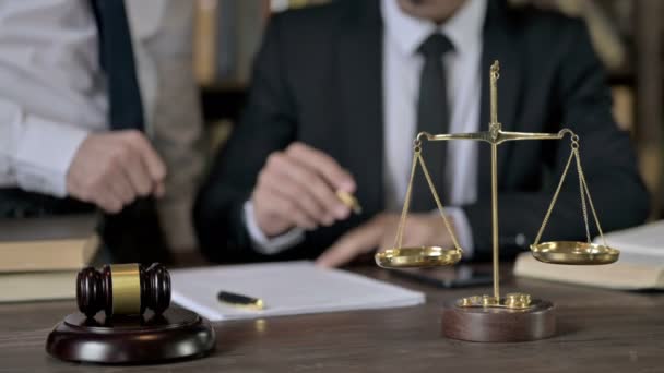 Yargıç El Denetimi ve Belgeyi İmzalarken Yakın Çekim — Stok video