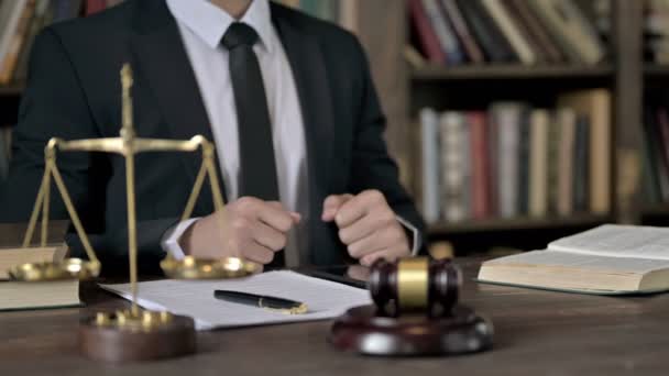 Gros plan Prise de vue d'un juge recevant de l'argent sur une table de bureau — Video