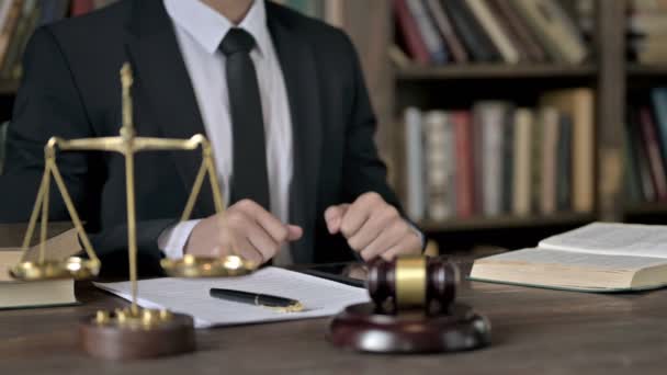 Närbild Shoot of Judge Hand Logga in för att vägra ta emot pengar — Stockvideo