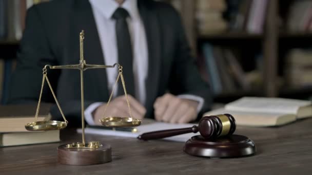 Κοντινό πλάνο Shoot of Judge Hand Banging the Gavel on Court Room Table — Αρχείο Βίντεο