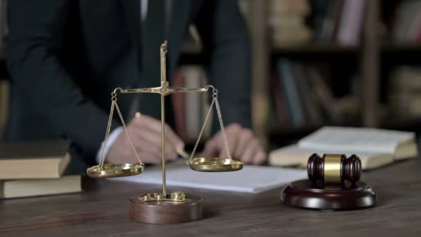 Gros plan Prise de vue du juge Papier à signer à la main dans la salle d'audience Table — Video