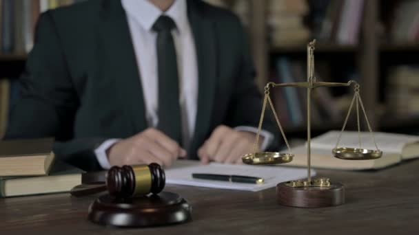 Κοντινό πλάνο Πυροβολισμός του δικαστή χέρι δείχνει Δάχτυλο στο Δικαστήριο Τραπέζι δωματίου — Αρχείο Βίντεο