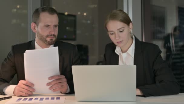 Executive Business människor chockad när du arbetar på laptop på natten — Stockvideo