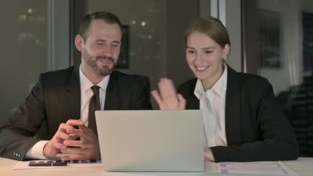 Executivos de negócios fazendo Video Chat no laptop à noite — Vídeo de Stock