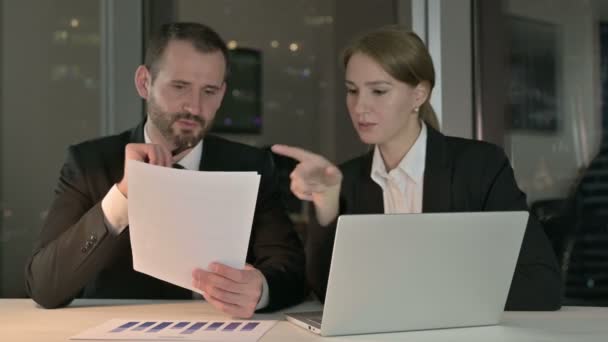 Executive Business lidé Diskuse o dokumentech v noci — Stock video