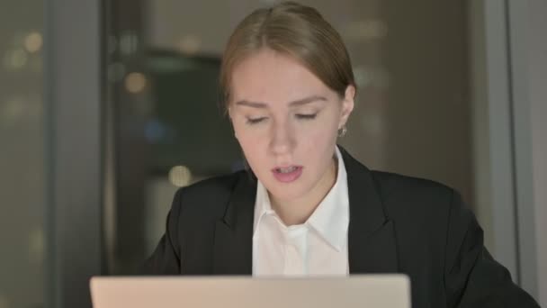 Primer plano de la mujer de negocios enferma tosiendo en el escritorio de la oficina por la noche — Vídeo de stock