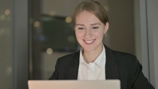 Close Up of Empresária fazendo Video Chat no laptop no escritório à noite — Vídeo de Stock