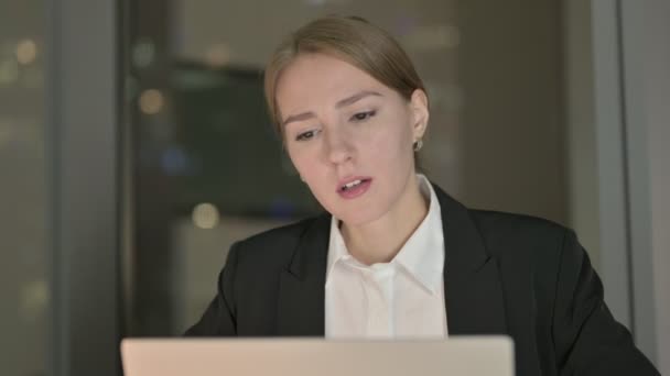 Primer plano de la mujer de negocios cansada con dolor de cabeza en la oficina por la noche — Vídeo de stock