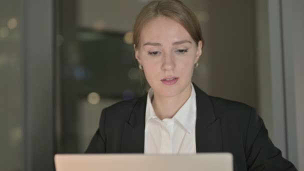 Zbliżenie Wesoły Bizneswoman uśmiecha się w biurze w nocy — Wideo stockowe