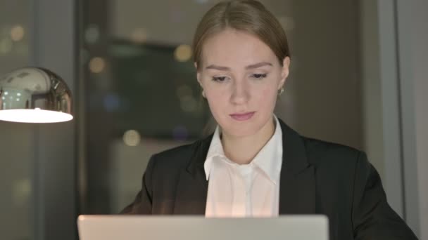 Close Up of Sleepy Businesswoman Trying to Work on Laptop at Night — Stock Video