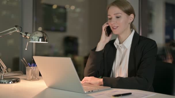 Enthousiaste femme d'affaires parlant sur téléphone portable la nuit — Video