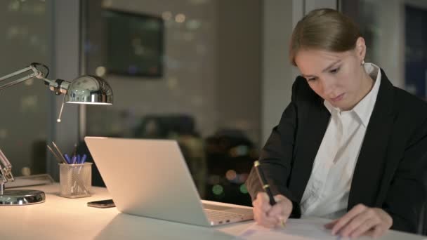 Femme d'affaires fatiguée ayant mal à la tête sur le bureau la nuit — Video